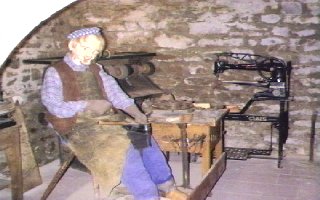 Schusterwerkstatt mit Schuster